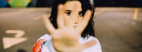 Slow content : stop à la cacophonie éditoriale Une fille marque un stop avec sa main