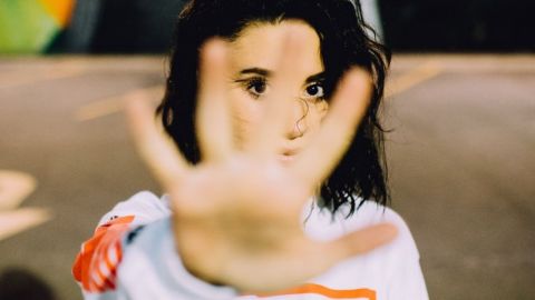 Une fille marque un stop avec sa main