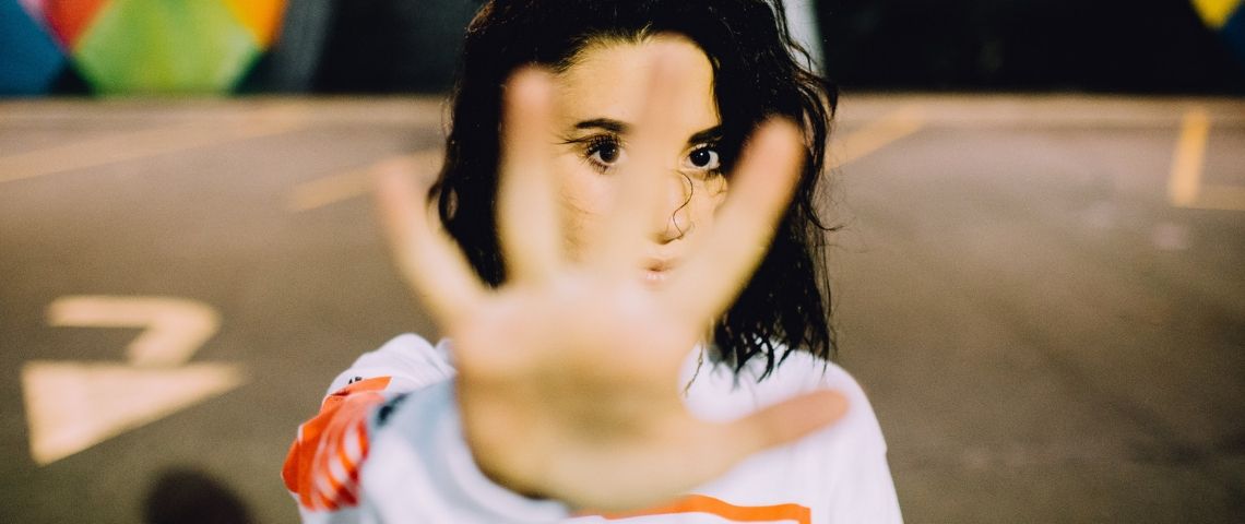 Slow content : stop à la cacophonie éditoriale Une fille marque un stop avec sa main