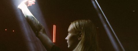 Une solution Tech For Good pour mettre les industriels à la diète (énergétique) une jeune femme tatouée coupe la lumière avec sa main