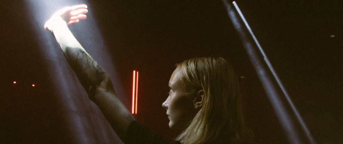 Une solution Tech For Good pour mettre les industriels à la diète (énergétique) une jeune femme tatouée coupe la lumière avec sa main