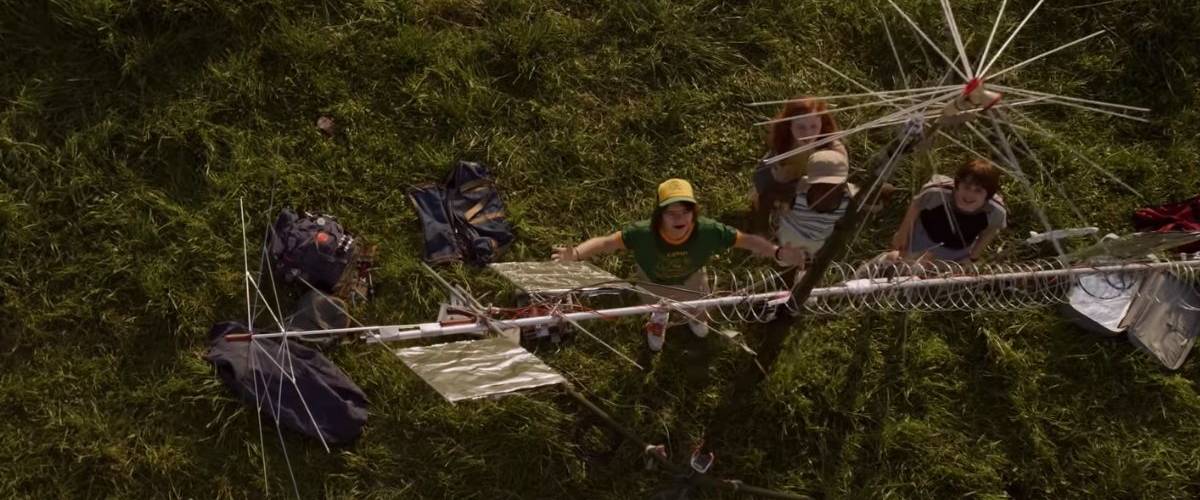 « Stranger Things 3 : The Game » Personnages de la série Netflix dans un terrain vague. Extrait de la saison 3