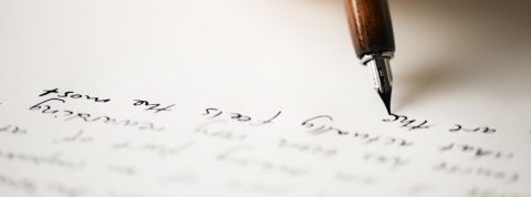 Poésie 2.0, sextos et blagues : les mots dictent le renouveau d'Instagram stylo plume écriture