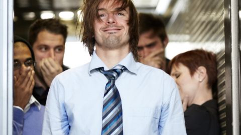 un homme sort de l'ascenseur en sureur