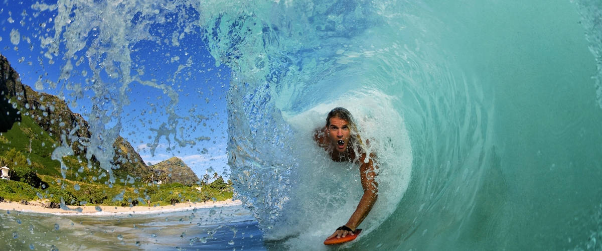 Comment faire un bon web magazine ? Un homme en train de surfer dans un rouleau