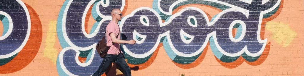 Un homme marche face à un mur
