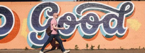 La tech for good est à la mode, mais qu'est-ce qui se cache derrière ? Un homme marche face à un mur