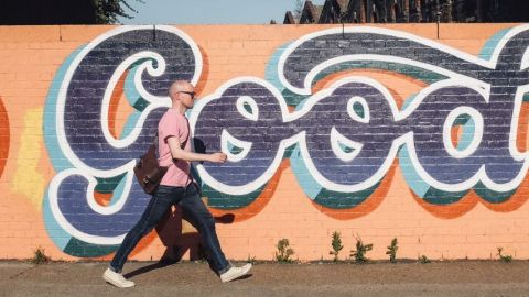 Un homme marche face à un mur