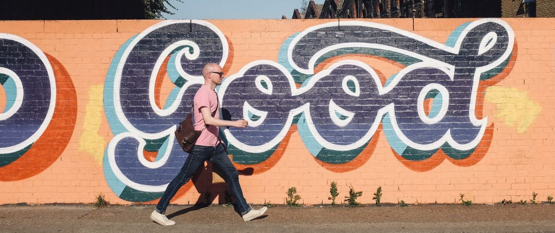 La tech for good est à la mode, mais qu'est-ce qui se cache derrière ? Un homme marche face à un mur