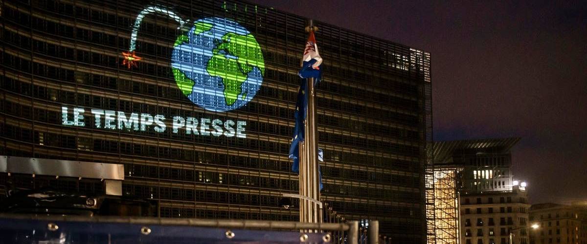 Greenpeace sonne l'alarme sur la façade de la Commission européenne Greenpeace sonne l'alarme sur la façade de la Commission européenne
