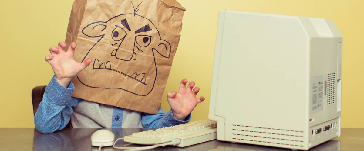 Facebook accepte de collaborer avec la justice française Un enfant devant un ordinateur avec un sac sur la tête