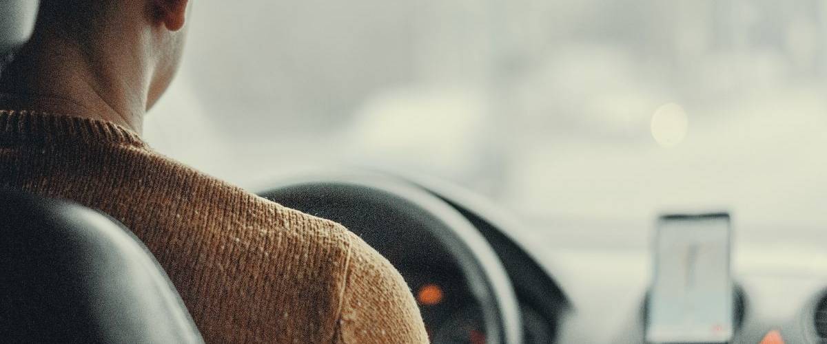 La SNCF intègre Uber dans sa nouvelle application « l'Assistant SNCF » Vu de dos un chauffeur de VTC
