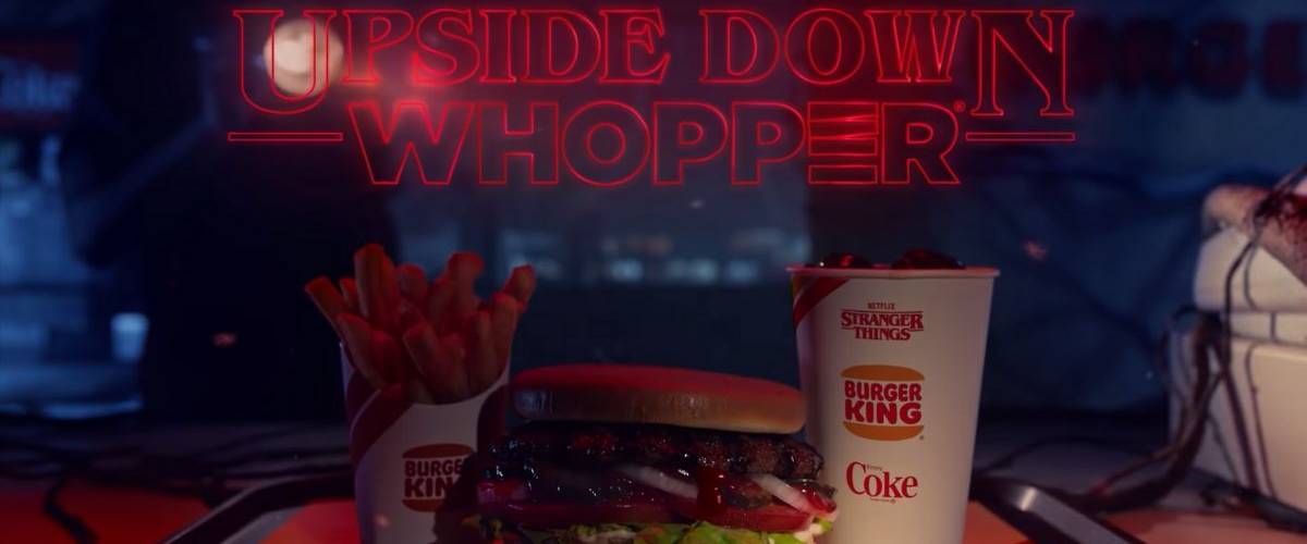 Burger King lance des Upside Down Whoppers dans onze restaurants Burger posé sur un plateau de restaurant Burger King