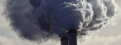 Qui sont les entreprises qui polluent le plus ? Une usine recrachant une épaisse fumée