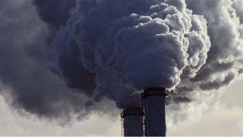 Une usine recrachant une épaisse fumée