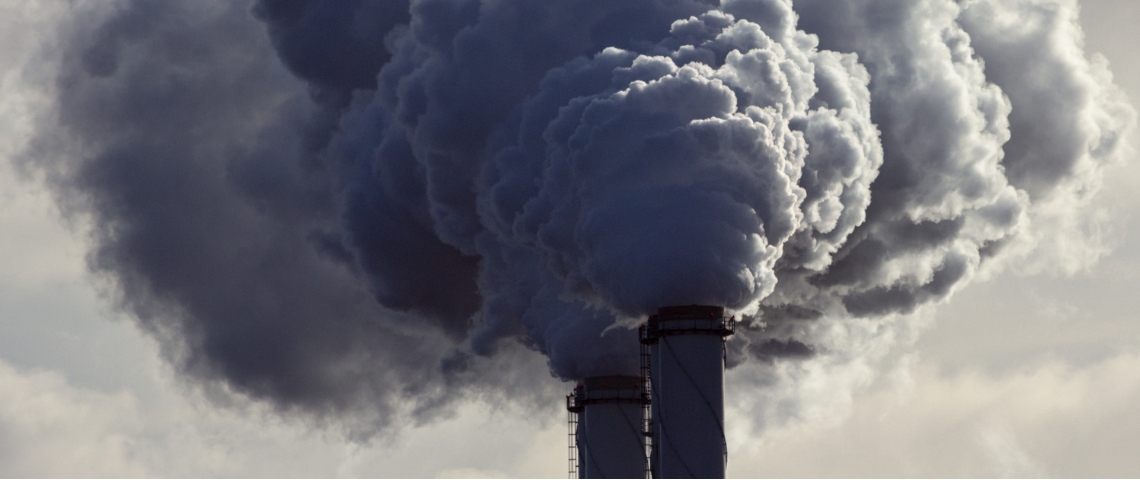 Qui sont les entreprises qui polluent le plus ? Une usine recrachant une épaisse fumée