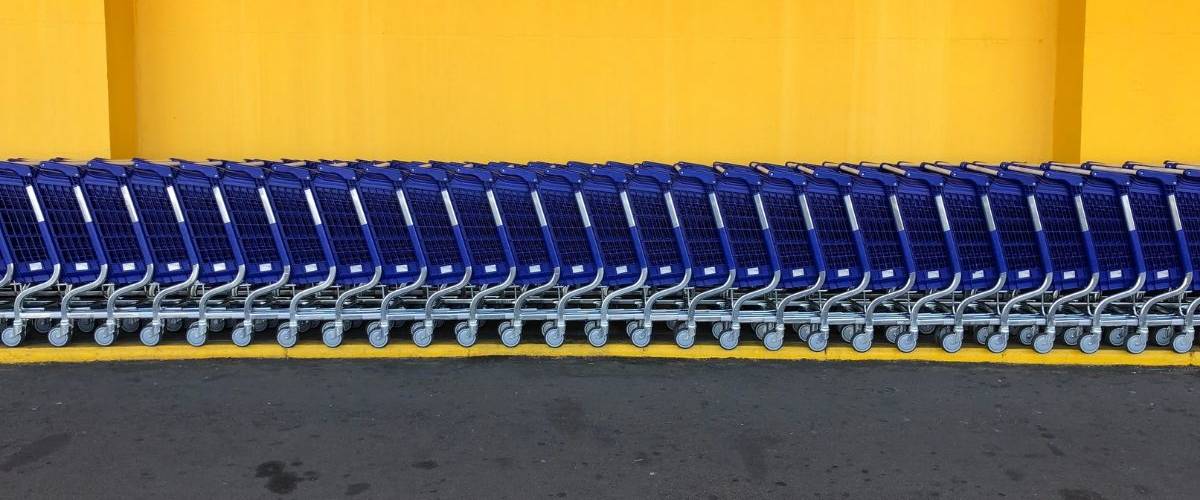 Walmart concurrence Amazon en lançant son service de livraison illimité Des chariots bleus et jaunes, de l'enseigne américaine Walmart