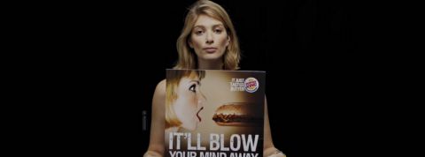 Que pensent les femmes dirigeantes d'agences du grand #MeToo de la pub ? une femme tient un panneau pub sexiste dans ses mains