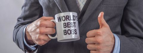 Top 10 des patrons préférés des Français un homme tenant une tasse - world's best boss -