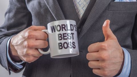 un homme tenant une tasse  - world's best boss - 