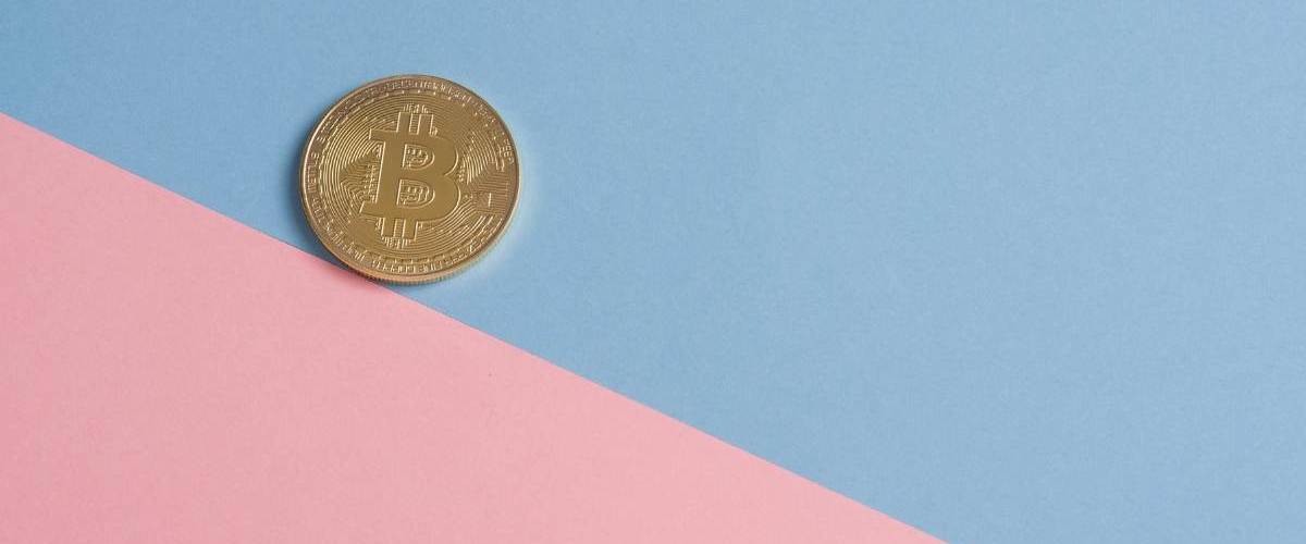Xavier Niel investi dans la cryptomonnaie Facebook bitcoin sur fond bleu et rose