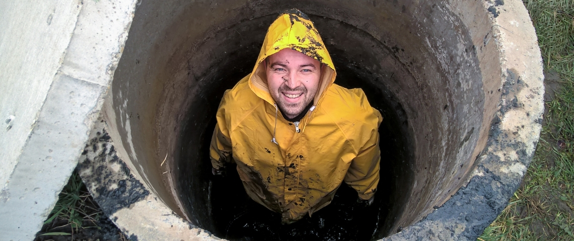 Ma plongée dans le youtube trash Une homme en ciré jaune dans un égout