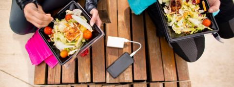 Quel est l'impact de la livraison de food sur les déchets plastique ? Deux personnes en train de manger des salades en barquette