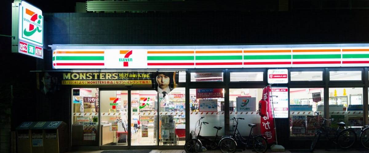 7-Eleven Japan suspend son application mobile après un piratage informatique Le devant d'un point de vente 7 Eleven, au Japon