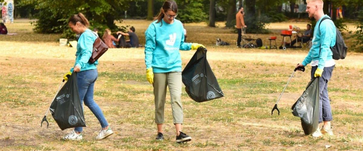 Deliveroo incite les parisiens au « plogging » cet été De jeunes personnes ramassent des déchets dans un parc