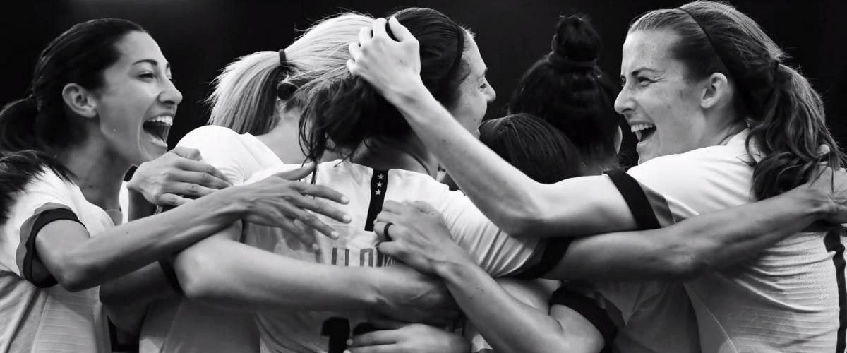 Nike célèbre la victoire des américaines dans un spot émouvant Extrait du spot Nike, l'équipe américaine féminine sautent de joie