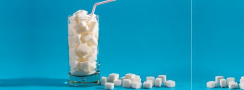 Les marques du secteur agro-alimentaire doivent être plus transparentes Un verre rempli de morceaux de sucre