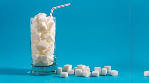 Un verre rempli de morceaux de sucre
