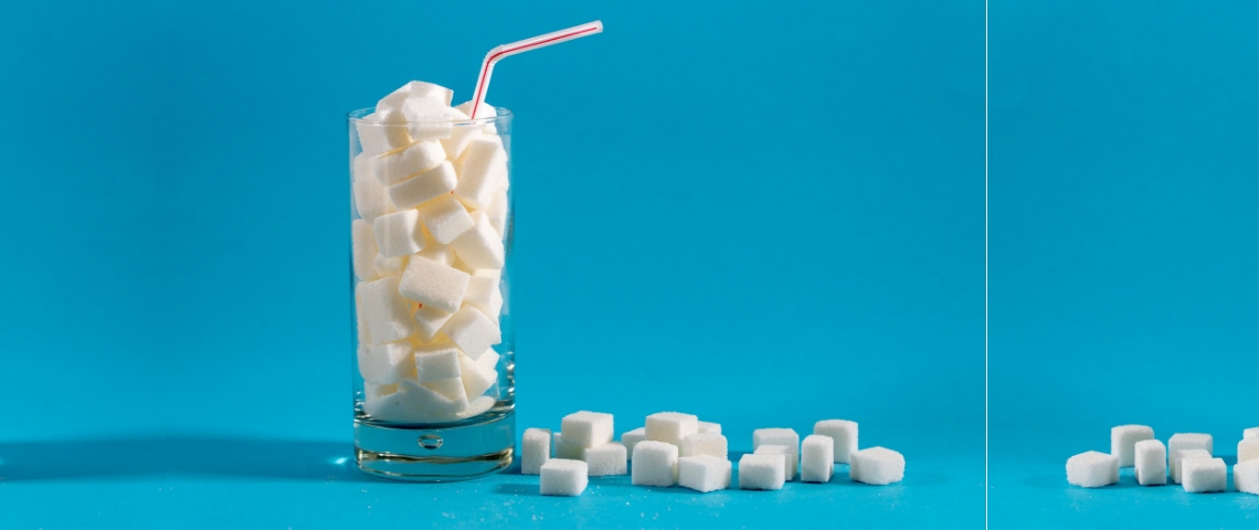 Les marques du secteur agro-alimentaire doivent être plus transparentes Un verre rempli de morceaux de sucre