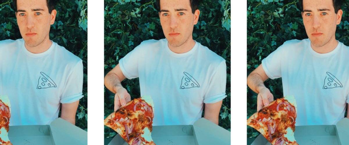 Thisshirtcompanydoesnotexist : du prêt-a-porter imaginée par une AI Photo d'un homme portant un t-shirt blanc sur lequel est dessiné une Pizza