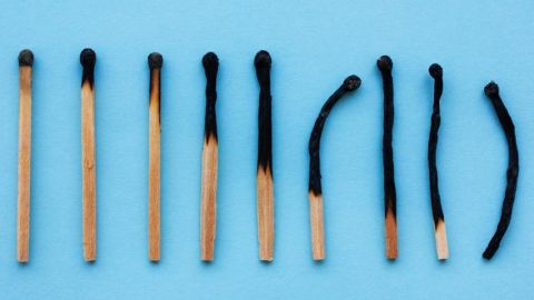 Une série d'allumettes de plus en plus brûlées