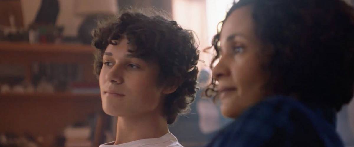 20 indices Netflix se cachent dans le dernier spot de Bouygues Télécom Une mère et son fils regardent la télévision dans leur salon