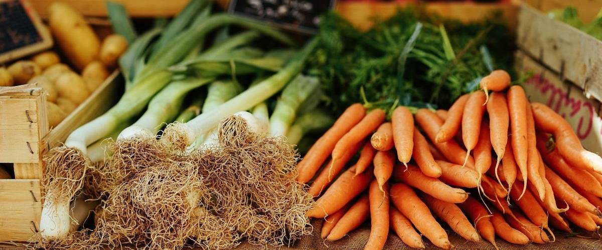 Biocoop dit tout sur la bio dans une campagne brand content Un étalage de légumes, composé de carotte et de poireaux