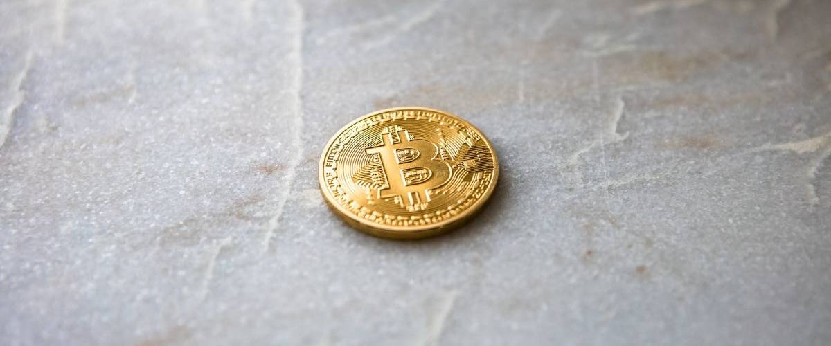 Le Bitcoin consomme autant d'énergie que la Suisse Une pièce de Bitcoin sur le sol