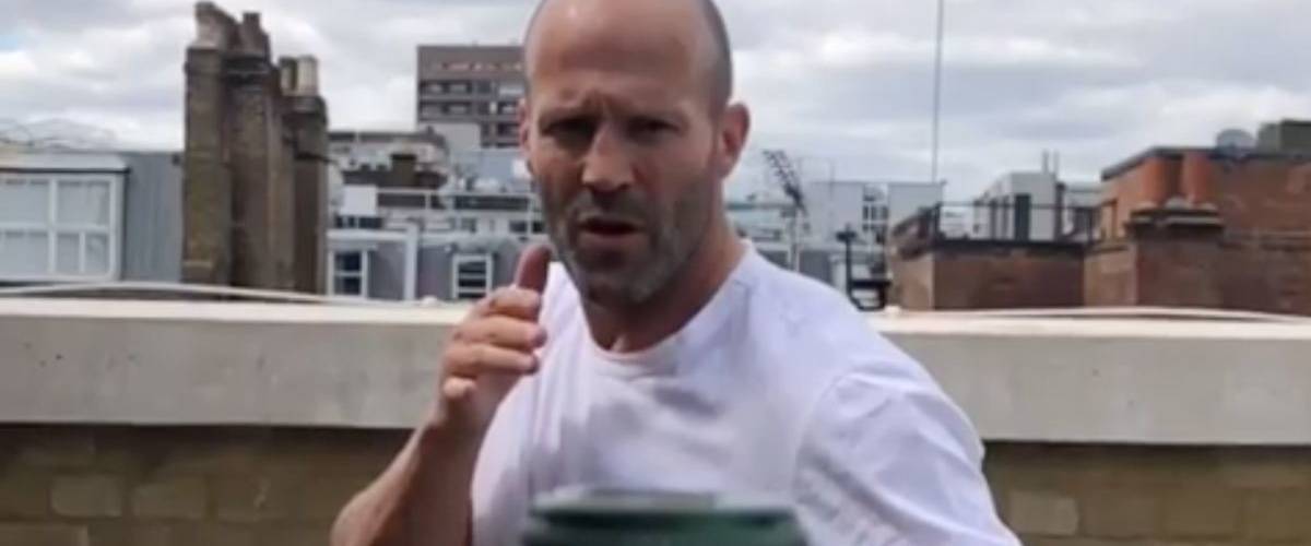 Jason Statham, Diplo ou Booba, le #BottleCapChallenge affole la toile Jason Statham réalisant le challenge d'ouvrir une bouteille à coup de pied