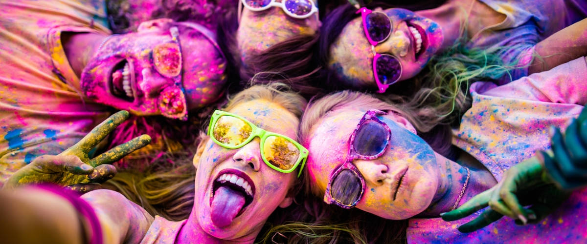 Case Study : la stratégie de St Michel sur Snapchat Des femmes qui prennent un selfie recouvertes de couleurs
