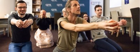 Une voyante dans une boîte de consulting, un faux Chief Happiness Officer… ces artistes font de l’art en entreprise Des employés de bureau se détendent