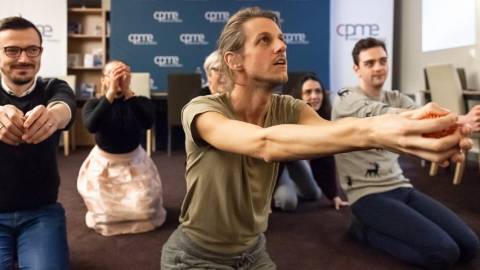 Des employés de bureau se détendent