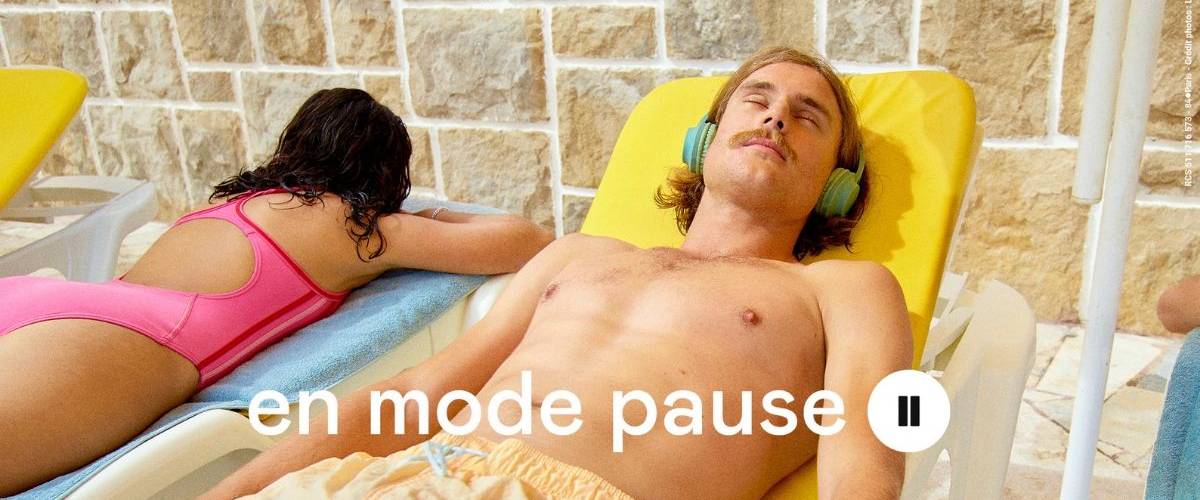 Deezer lance sa campagne estivale à destination des millénnials Un jeune homme et une jeune femme au bord du piscine écoutent de la musique en bronzant