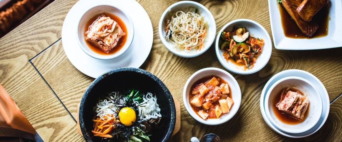 Vous allez bientôt pouvoir réserver une table sur UberEats Dine-in Photographie d'un diner asiatique