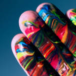 des doigts enduits de peinture