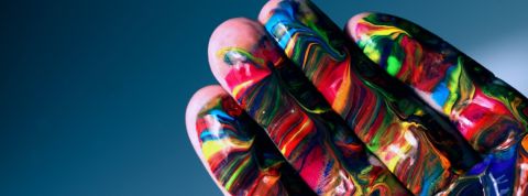 On a oublié d’être heureux au bureau et l’art pourrait bien nous aider à y remédier des doigts enduits de peinture