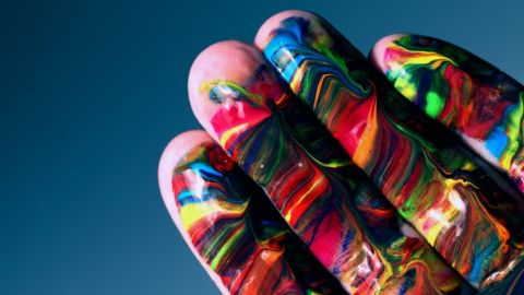 des doigts enduits de peinture