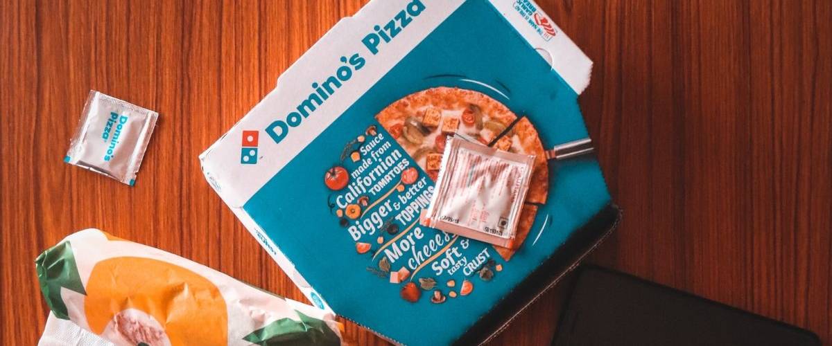 Domino's Pizza ouvre des restaurants « cashless » en Australie une boite pizza Domino's sur une table en bois
