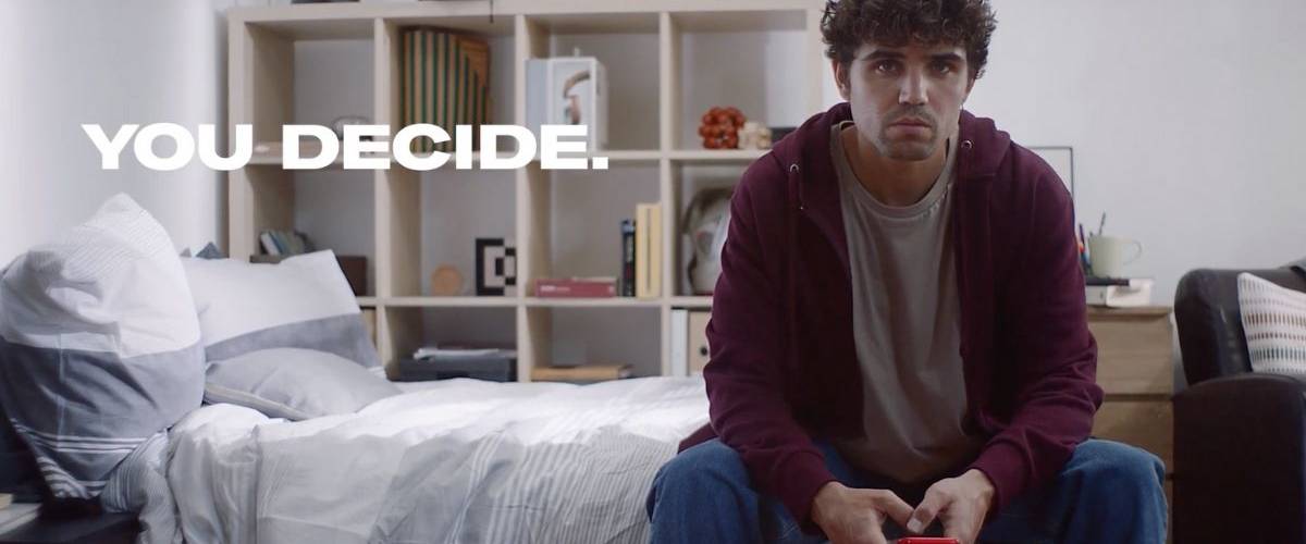 Durex s'adresse aux millenials dans sa dernière campagne mondiale Un jeune homme assis sur son lit regarde son téléphone