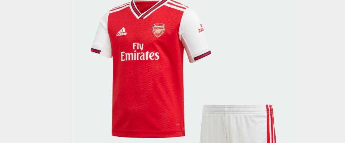 Adidas UK au centre d'un bad-buzz raciste sur Twitter Nouveau maillot de l'équipe de football Arsenal